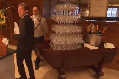 Miałeś zły dzień w pracy? Zobacz jaką wpadkę przy szefie miał ten gość 