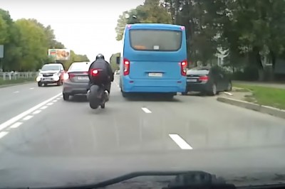 Dzwon motocyklisty z autem. Szybko zakończył swój slalom na prostej 