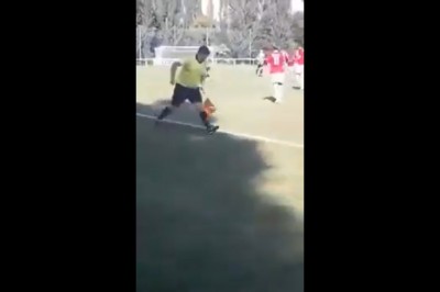 Kompletnie zrobiony sędzia liniowy nie mógł utrzymać się na nogach