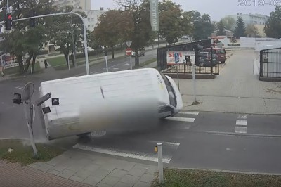 Kurier na czerwonym kontra osobówka. Konkretny dzwon we Włocławku