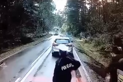 Driftujący rozpędzony TIR kontra policjanci i strażacy. Tego się nie spodziewali 