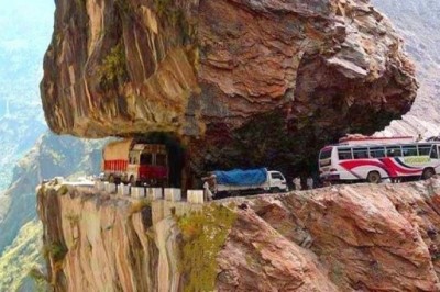 Przejazd tymi drogami zapiera dech w piersiach i onieśmiela jednocześnie