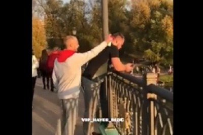 Wkurzył się i przerzucił ziomka przez barierki prosto do wody. Nieudany żart z trąbką