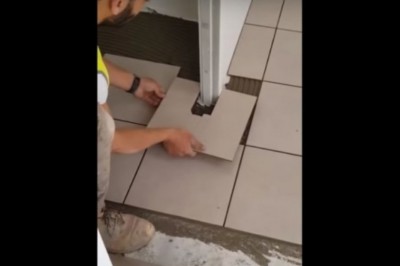  Prawdziwy fachowiec. Gość i jego perfekcyjne docinanie płytek bez użycia miarki