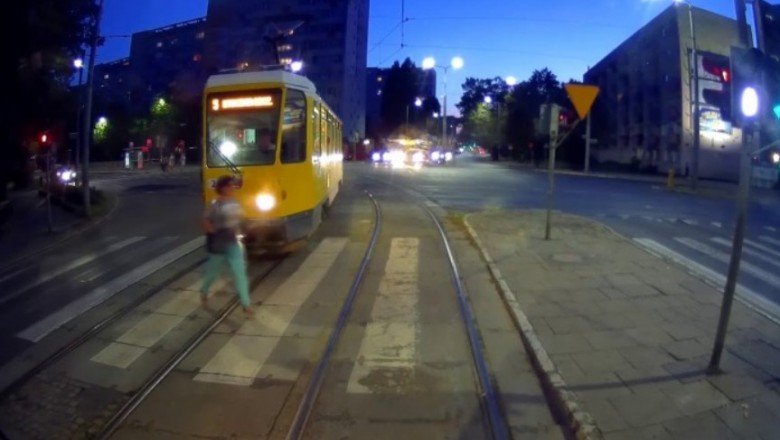 Wlazła na czerwonym przed dwa tramwaje. Nagranie ze Szczecina