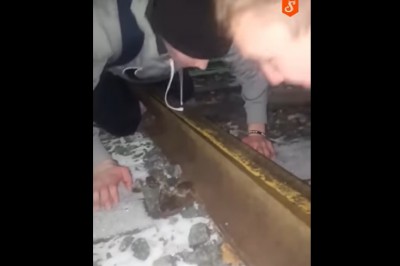 Przyłożyli języki do szyny. Postanowili sprawdzić scenę z filmu „Głupi i Głupszy”