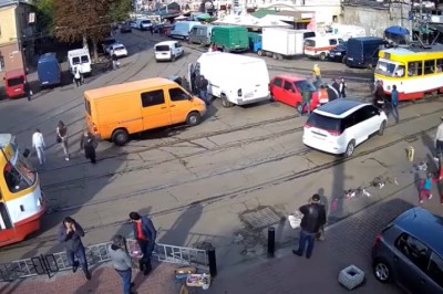 Parkowanie na torach. Motorniczy musieli sobie radzić z Matizem 