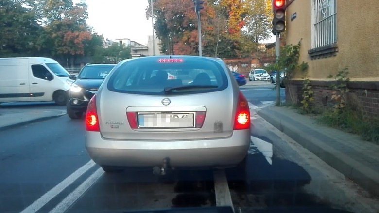 Kiedy ani kierowca, ani rowerzysta nie przestrzegają przepisów i trafiają na siebie 