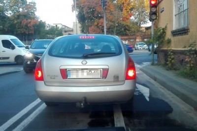 Kiedy ani kierowca, ani rowerzysta nie przestrzegają przepisów i trafiają na siebie 