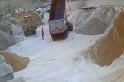 Co może się stać stojąc na środku betoniarni? Ten gość dostał lekcję życia 