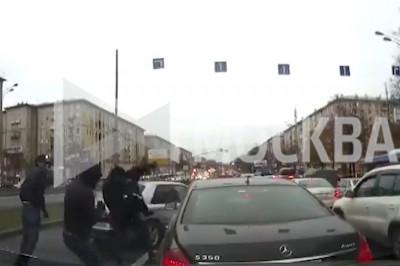 Zajechali drogę Mercedesowi, a z bagażnika wyciągnęli 360 tys. zł 