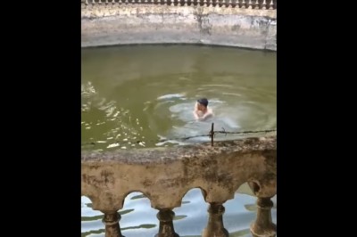 Gość udawał, że tonie. Chciał sprawdzić reakcję swojego psa 