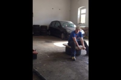 Siadaj Mati nauczymy Cię latania. Nie ma to jak zabawy u mechanika