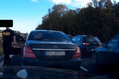 Agresywny szeryf z Mercedesa grozi pałką na S8. Ładnie go poniosło 