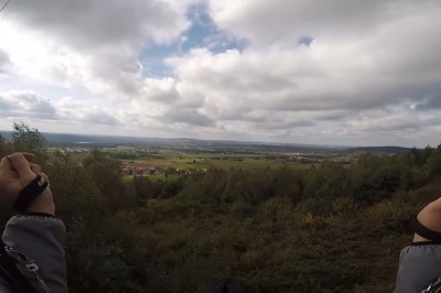 Najpierw krzaki, później drzewo, czyli pechowy dzień dla typa na paralotni 