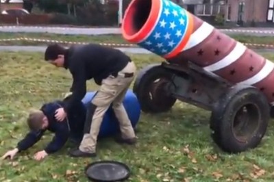 Ziomek wlazł do wielkiej beczki, a kumple wystrzelili go z ogromnej armaty