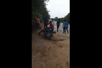 Kiedy chcesz zrobić popis przed kumplami i wjeżdżasz motorem pod ciężarówkę