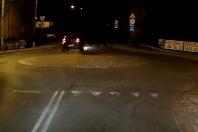 Nie zauważył ronda. Karma dla kierowcy, który wyprzedzał na ciągłej - Dankowice 