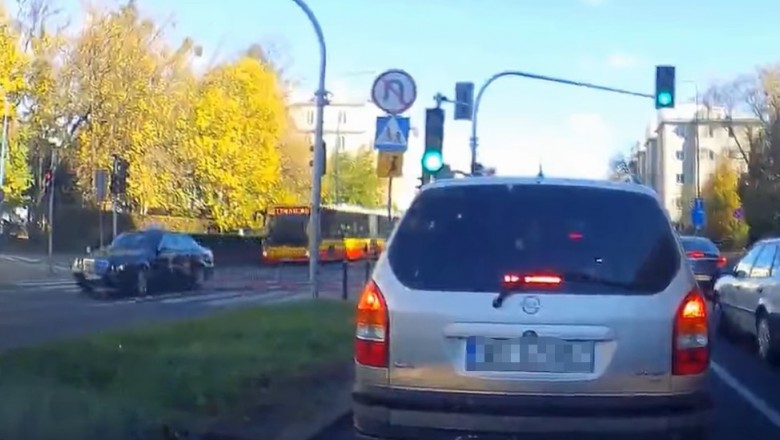 Konkretny dzwon taksówkarza z autobusem w Warszawie. Nagranie z auta 