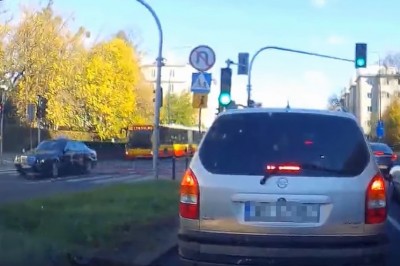 Konkretny dzwon taksówkarza z autobusem w Warszawie. Nagranie z auta 