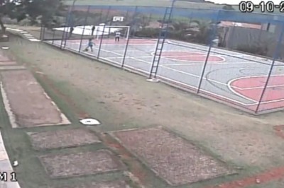 Młody oszukał przeznaczenie na boisku podczas gry w piłkę 