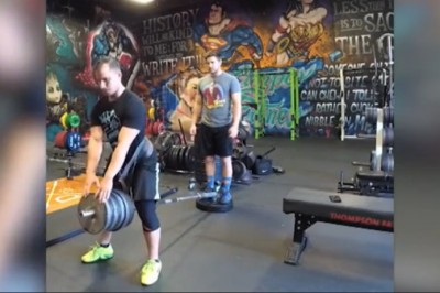 Dawaj młody pomożesz w asekuracji. Bolesna lekcja na siłowni 