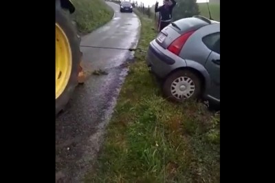 Kiedy poprosisz rolnika o wyciągnięcie auta i nie wszystko idzie zgodnie z planem