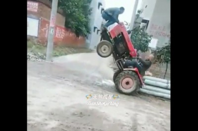 Wstawaj Tadek nie udawaj. Czyli dwóch mistrzów jazdy traktorem 