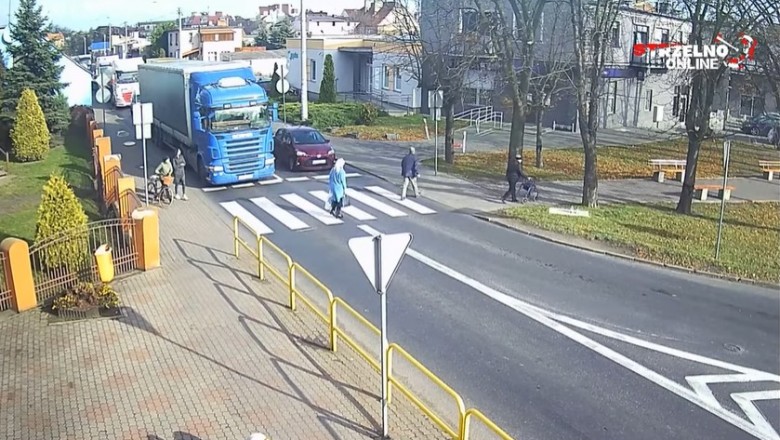 TIR przejechał kobietę na przejściu w Strzelnie. Nagranie z monitoringu