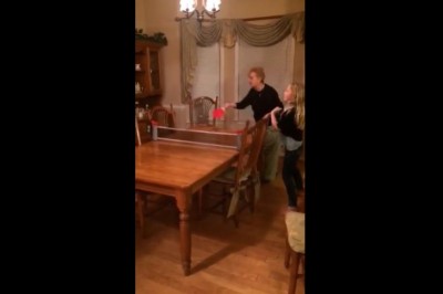 Babcia poszalała. Tak się kończy granie w pingla na stole w domu 