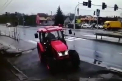 TIR taranuje traktor na skrzyżowaniu. Groźny wypadek  na „wiślance”