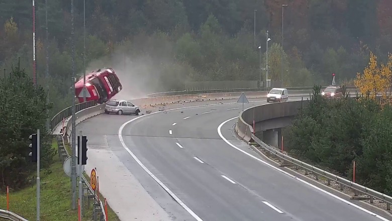 Osobówka spycha cysternę z 20-metrowego wiaduktu. Nagranie z monitoringu