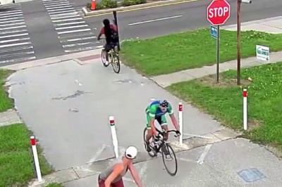 Poczuł się niezniszczalny. Koleś na rowerze kontra auta na pasach