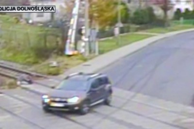 Upadł na tory tuż przed nadjeżdżającym pociągiem. Nagranie z monitoringu