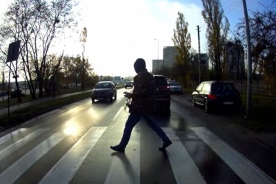 Dostał kawą od przechodnia. Szybka kara za nieuważną jazdę 