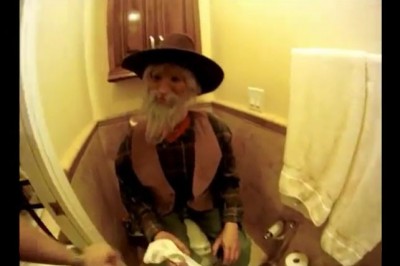 Matka o mało nie zeszła na zawał. Konkretny żart w toalecie 