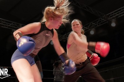 Zwykła dziewczyna z wioski kontra zawodowa wrestlerka