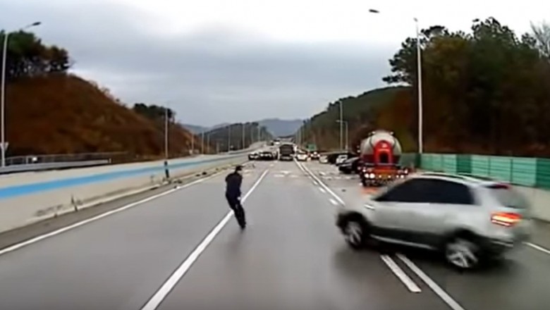 Ostrzegał o karambolu na autostradzie. Sam musiał uciekać 