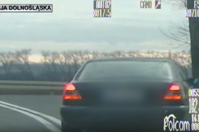 Pościg za Mercedesem. Gość chciał rozjechać policjanta