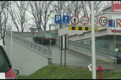 Tak wyglądały próby wjechania na parking przy oblodzonej drodze - Lublin 