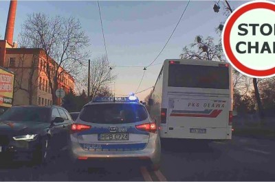 Pozytywna akcja policjantów. Eskortowali rodzącą do szpitala - nagranie 