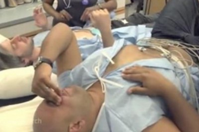 Wyli z bólu błagając o koniec. Reakcje  mężczyzn podłączonych do symulatora porodu