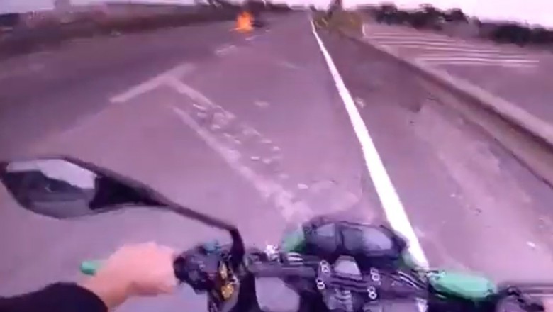 Kiedy nawet nie jesteś mistrzem prostej. Płonący motocykl na autostradzie 