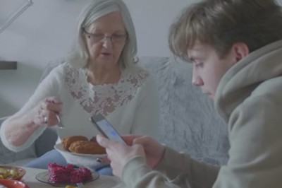 Gdy internet jest ważniejszy od babci! Filmik, który daje do myślenia 