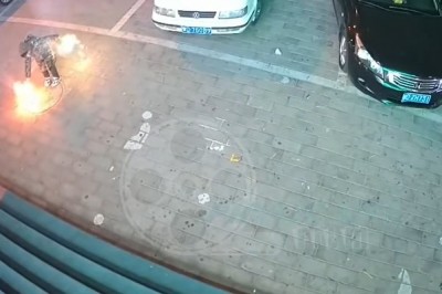 Dzieciak wysadza chodnik podczas zabawy fajerwerkami