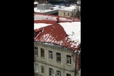 Zleciał z dachu podczas odśnieżania. Tak się właśnie kończy brak BHP