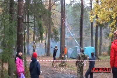 Kierownik wycinki drzew. On wie w którą stronę uciekać, gdy leci drzewo