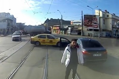 Cwaniak z BMW kontra motorniczy tramwaju. Szybko go załatwił