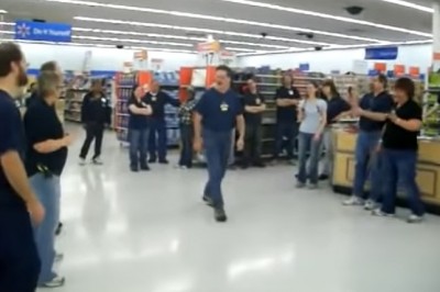 Myślisz, że macie dziwne zwyczaje w korpo? Tak wygląda początek pracy w markecie