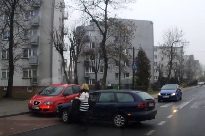  Tego nie ogarniesz. Blondyna i jej parkowanie auta na środku jezdni